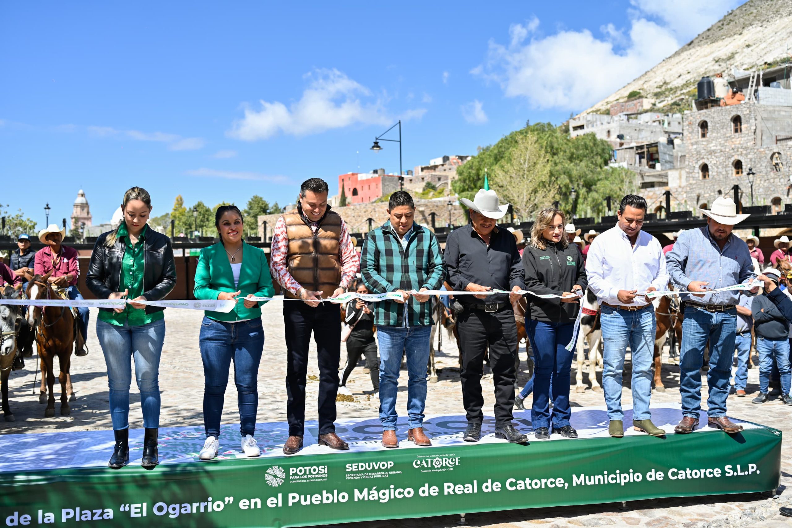 Entrega Ricardo Gallardo nueva plaza de acceso a real de catorce