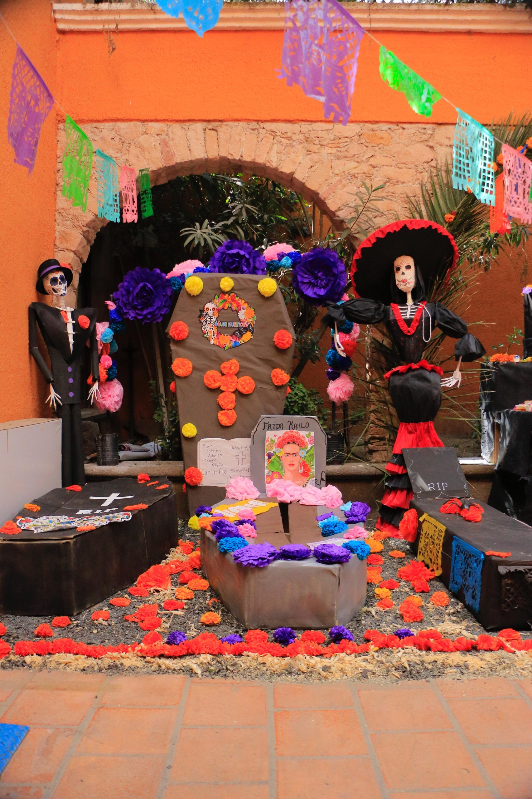 Instalan en Villa de Pozos los altares de muertos con una excelente participación de las escuelas - Invita la Dirección de Cultura Municipal a participar dentro del programa de actividades del Primer Festival de Día de Muertos. El Patio principal de la Presidencia Municipal de Villa de Pozos se vistió de magia y colorido para recordar a los seres querido que han muerto con la instalación de los Altares Escolares que promueve la Dirección de Cultura Municipal por instrucción de la Concejal Presidenta Teresa Rivera Acevedo, donde se logró la participación de cuatro escuelas que demostraron una gran creatividad atendiendo a los elementos que deben llevar para preservar la tradición prehispánica. Al respecto, la titular de la Dirección de Cultura, María del Carmen Mendoza Rocha, destacó que esta convocatoria tuvo una gran respuesta dentro del Primer Festival de Día de Muertos, donde la gente de Pozos está participando de las actividades programadas y ahora pueden admirar el trabajo artístico que desarrollaron las escuelas participantes. “Tenemos una gran respuesta, y la gente de nuestro municipio está acudiendo a las actividades y se da el tiempo de admirar el trabajo de estos altares que además están realizados con los colores tradicionales, también con los tres niveles y pues invitamos a la gente de Pozos y de otros municipios a que vengan y participen de este gran festival para recordar a nuestros difuntos”, expresó la funcionaria municipal. Comentó finalmente que dentro de las actividades, también se llevó a cabo un Recorrido Escénico de Mitos y Leyendas en el Panteón Municipal, donde las personas tuvieron una gran experiencia y disfrutaron de una manera diferente el trayecto con la participación de los actores que representaron diversos personajes gracias al trabajo que realiza la Dirección de Cultura Municipal.