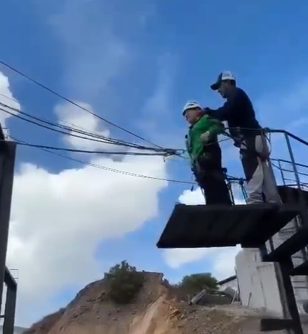 Mujer denuncia negligencia en "columpio extremo" de Real de Catorce tras aparatoso accidente