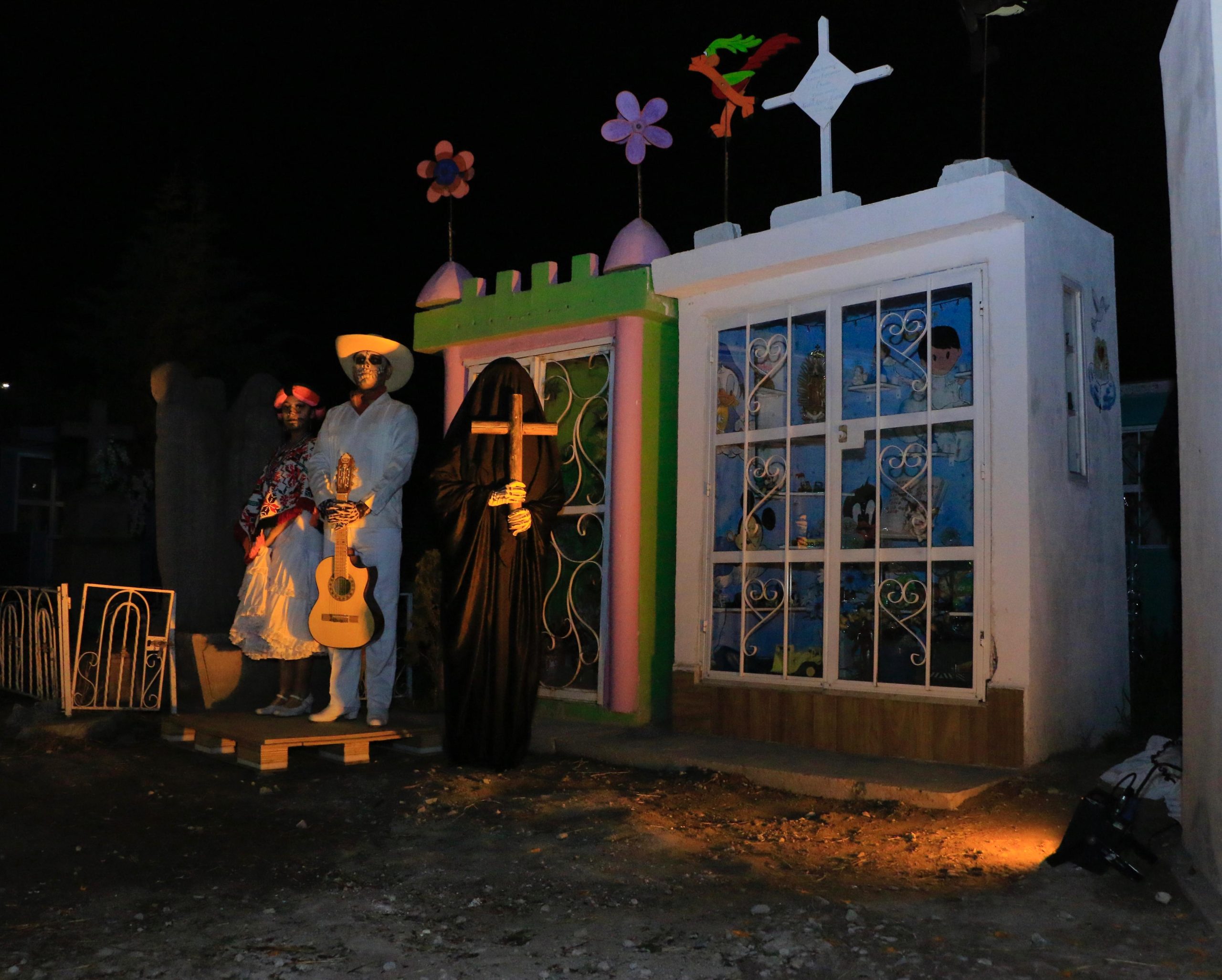 Pozos vive noche de mitos y leyendas en el cementerio municipal