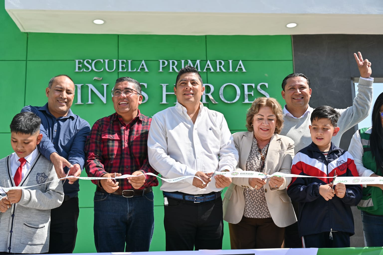 Ricardo Gallardo entrega renovada primaria “Niños Héroes” en Soledad