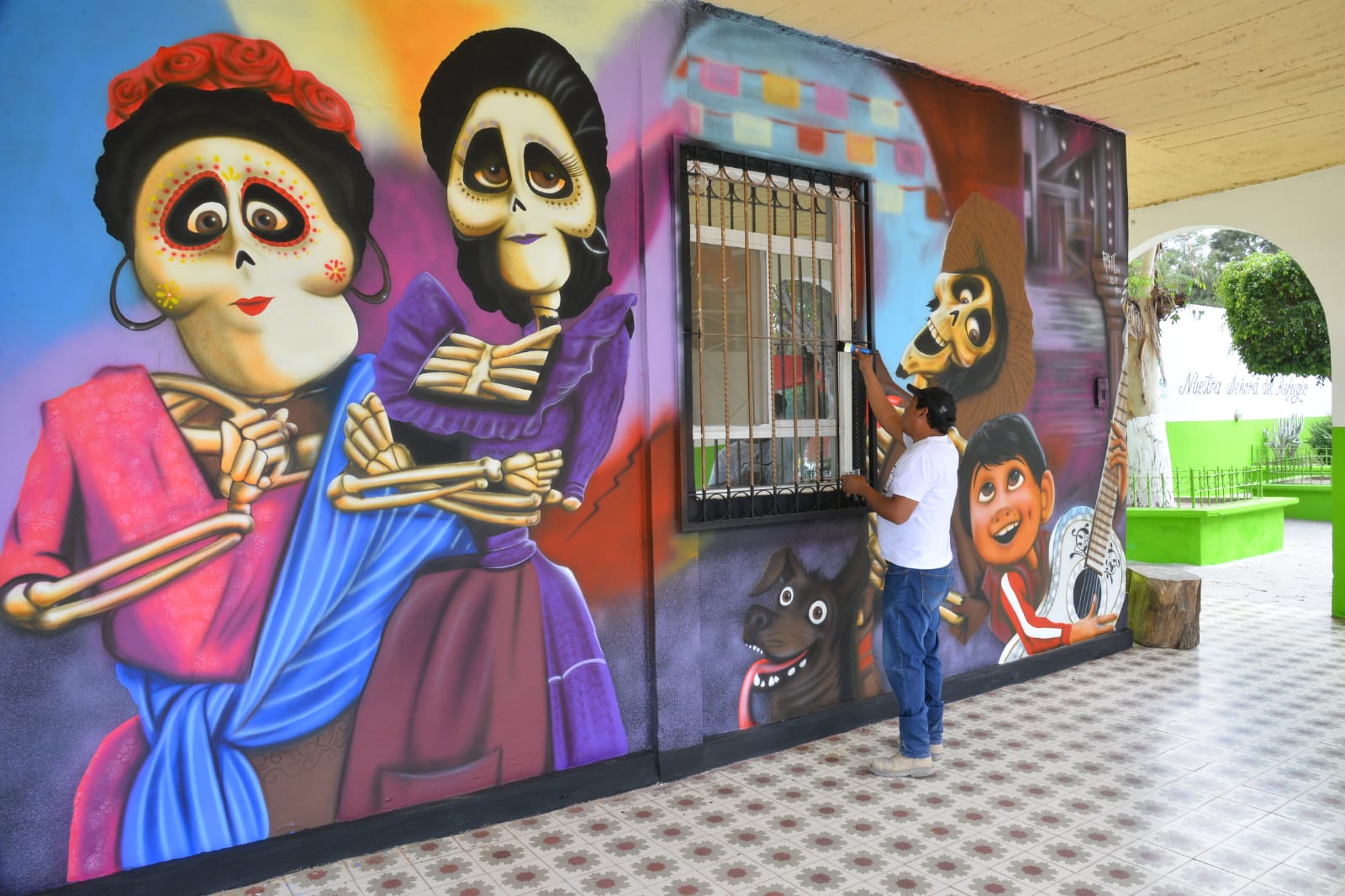 Gobierno de Soledad renueva panteones municipales con murales artísticos, por día de muertos