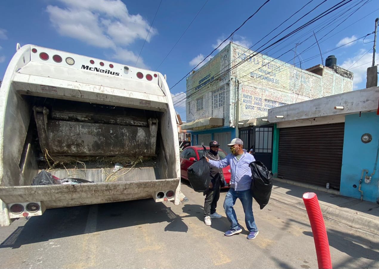 Soledad le ayuda a Pozos con la basura