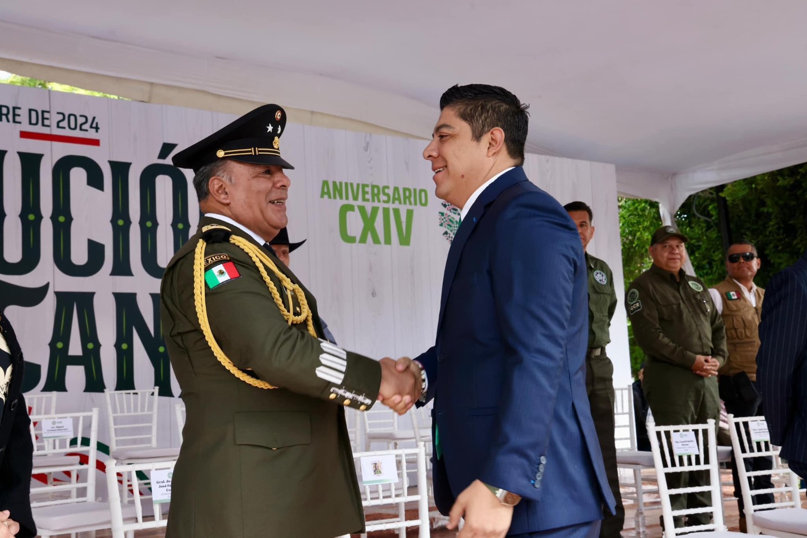 Ricardo Gallardo asiste al desfile conmemorativo de la revolución