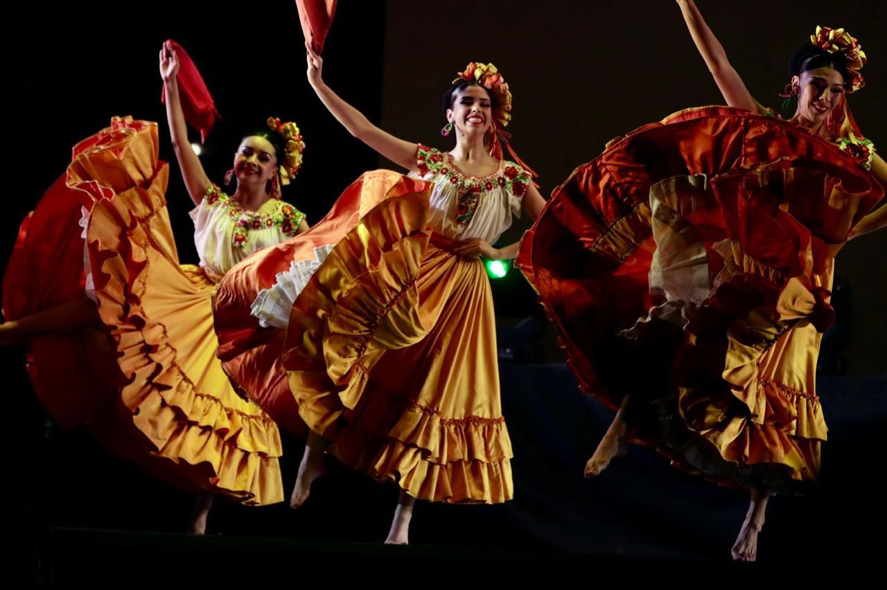 En el 432 aniversario de San Luis Capital, el Ballet Folklórico de Amalia Hernández deleitó a una repleta plaza de Fundadores