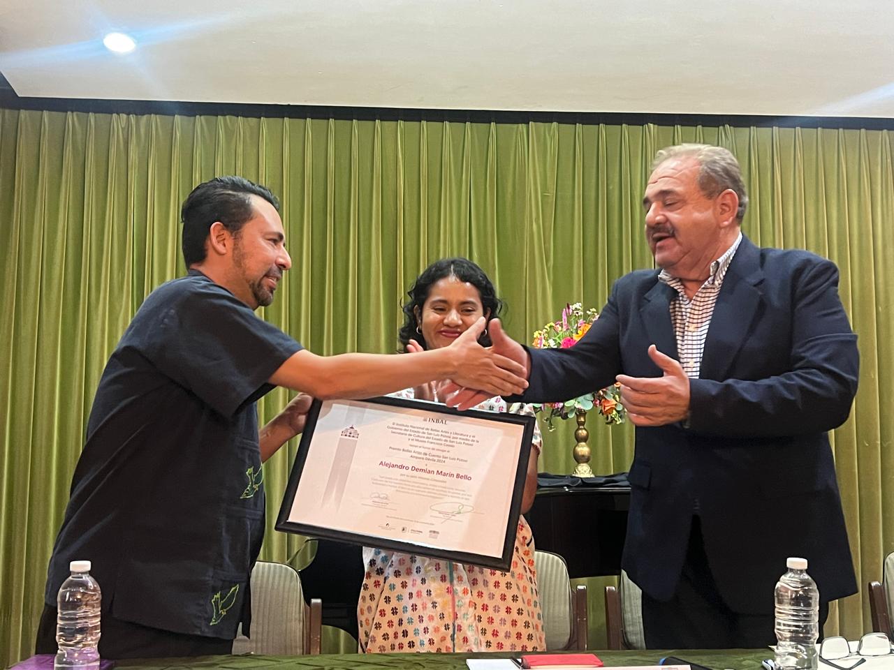 Alejandro Demian Marín Bello recibe el premio bellas artes de cuento SLP Amparo Dávila 2024