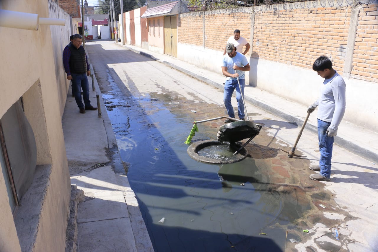 Continúa rehabilitación de drenajes en V. de Pozos