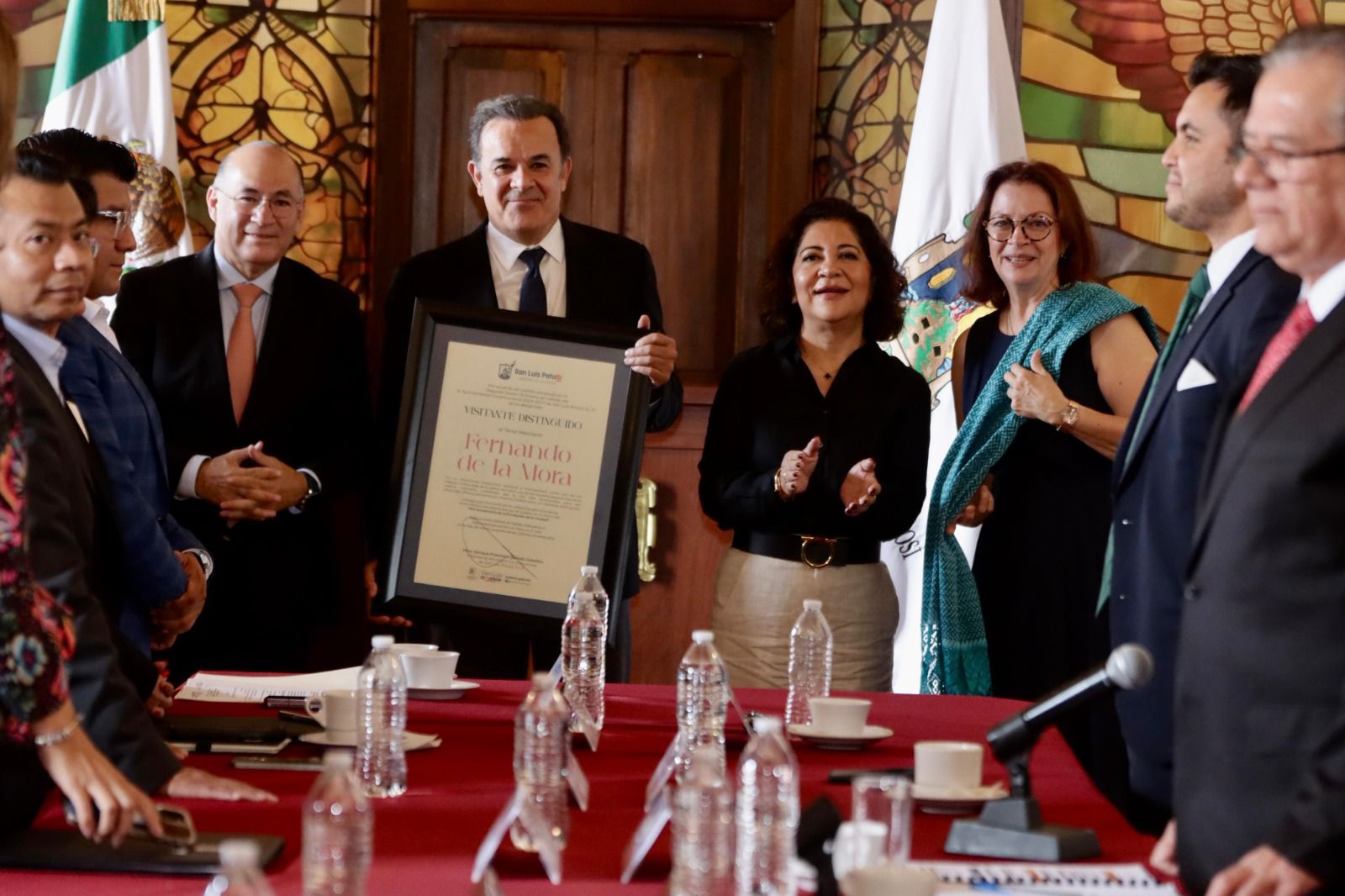 Cabildo conmemora Aniversario 432 de Fundación de SLP; Alcalde Galindo nombra visitante distinguido a Fernando de la Mora