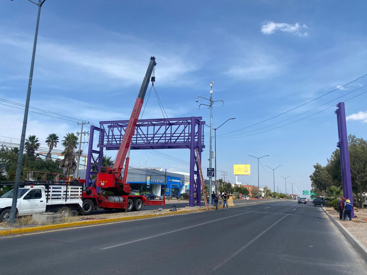 Gobierno de la Capital instala puente peatonal, anunció el Alcalde Enrique Galindo durante el Día de Talacha