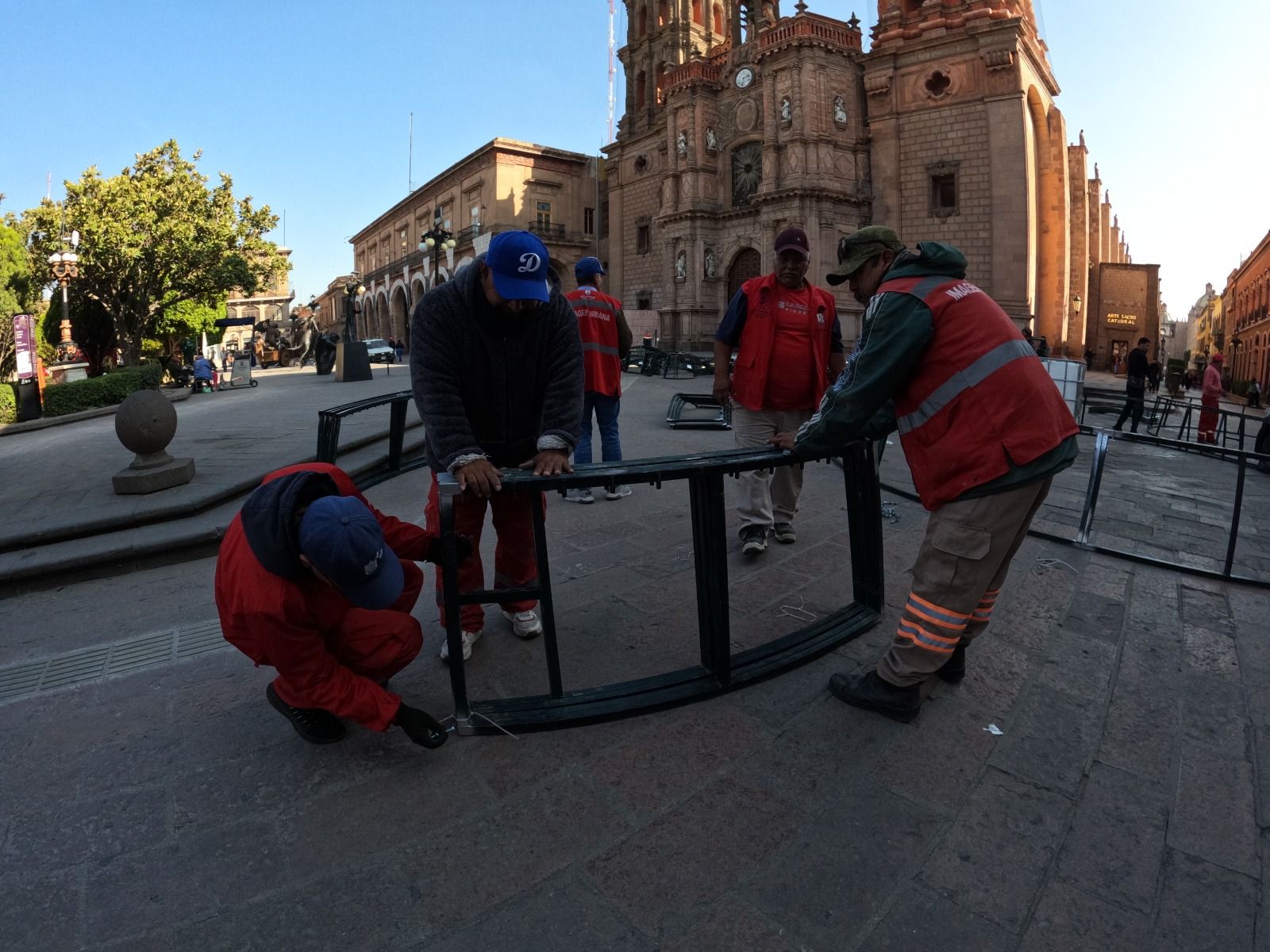 Gobierno de la Capital comienza a instalar adornos navideños en el Centro Histórico de San Luis Potosí