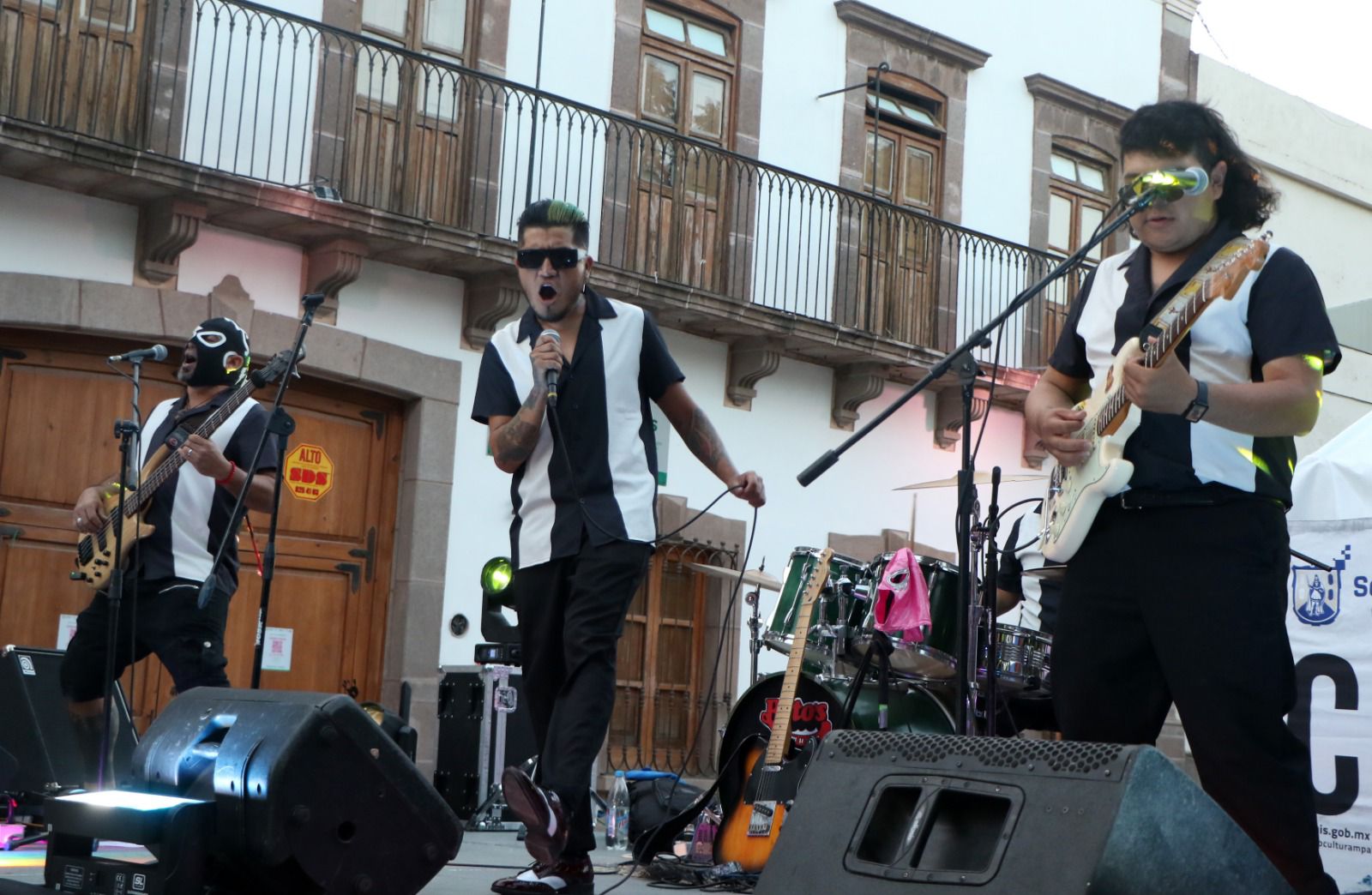 Gran noche se vivió con los artistas potosinos del CAPO y LDE de Francia