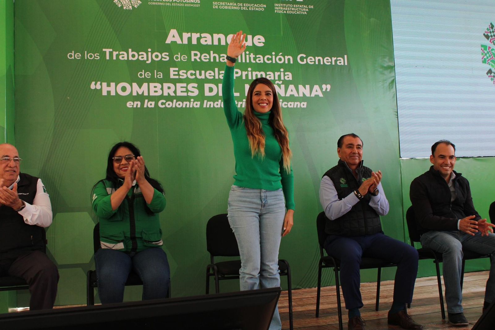 El ejecutivo estatal lleva apoyo a niñas y niños con rehabilitación de más escuelas