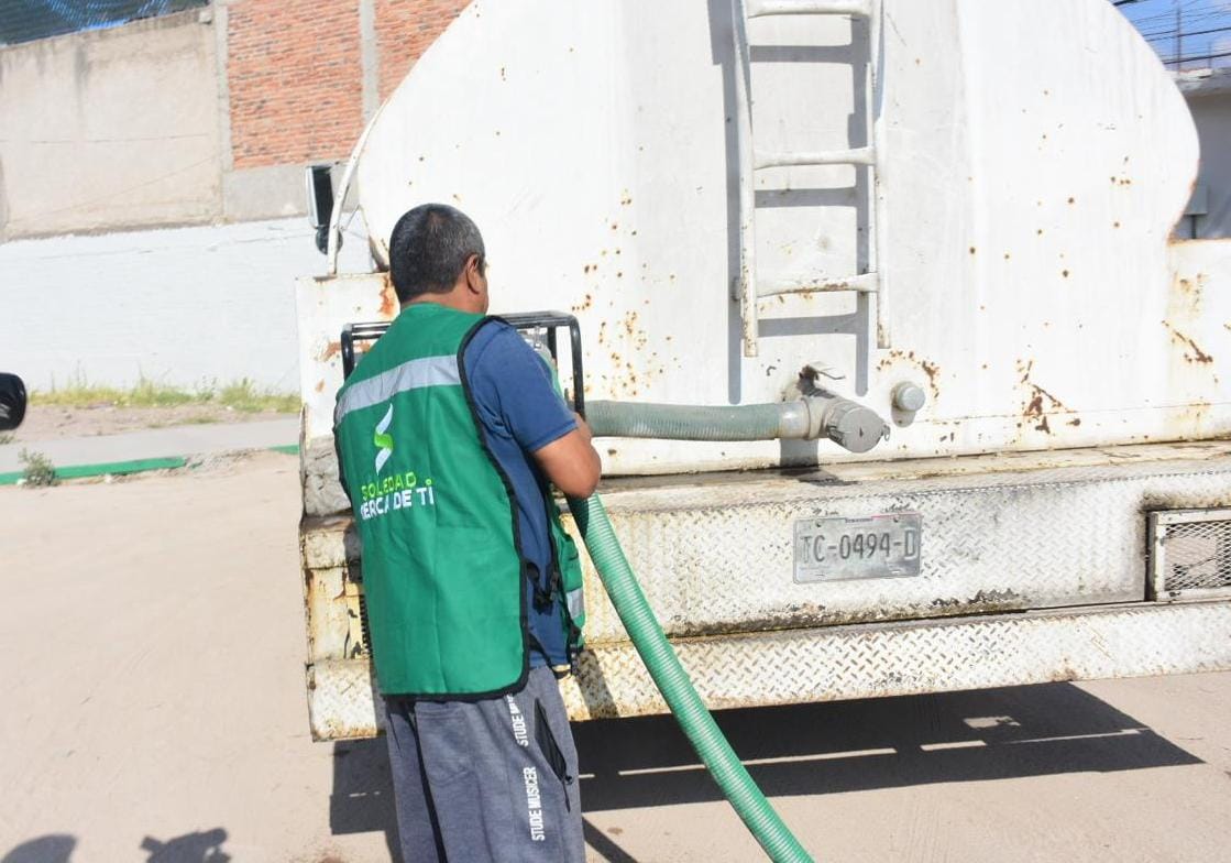 Gobierno municipal de Soledad acerca agua potable a familias que sufren desabasto