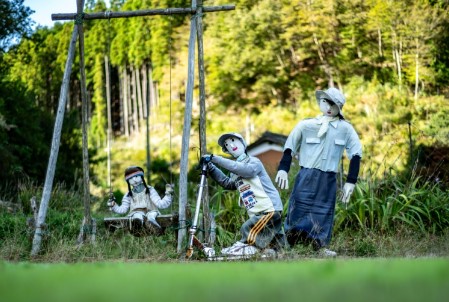 Marionetas llenan las calles de un pueblo japonés vacío de niños