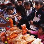 México prohíbe venta de comida chatarra en escuelas para combatir obesidad infantil