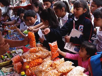 México prohíbe venta de comida chatarra en escuelas para combatir obesidad infantil