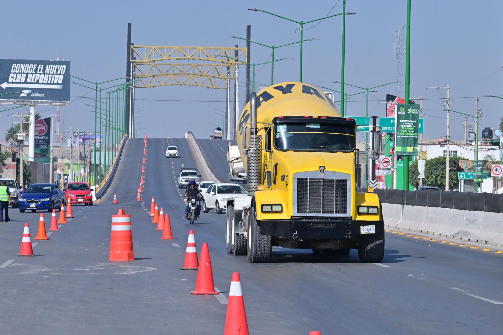 Ricardo Gallardo cumple un compromiso más en soledad con puente peatonal