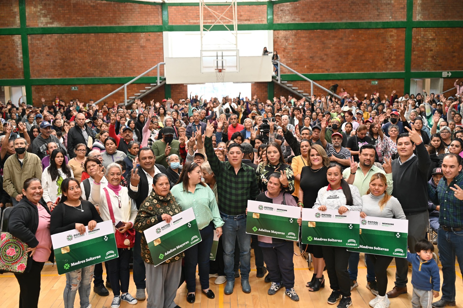 Ricardo Gallardo entrega apoyo a personas adultas mayores y madres solteras