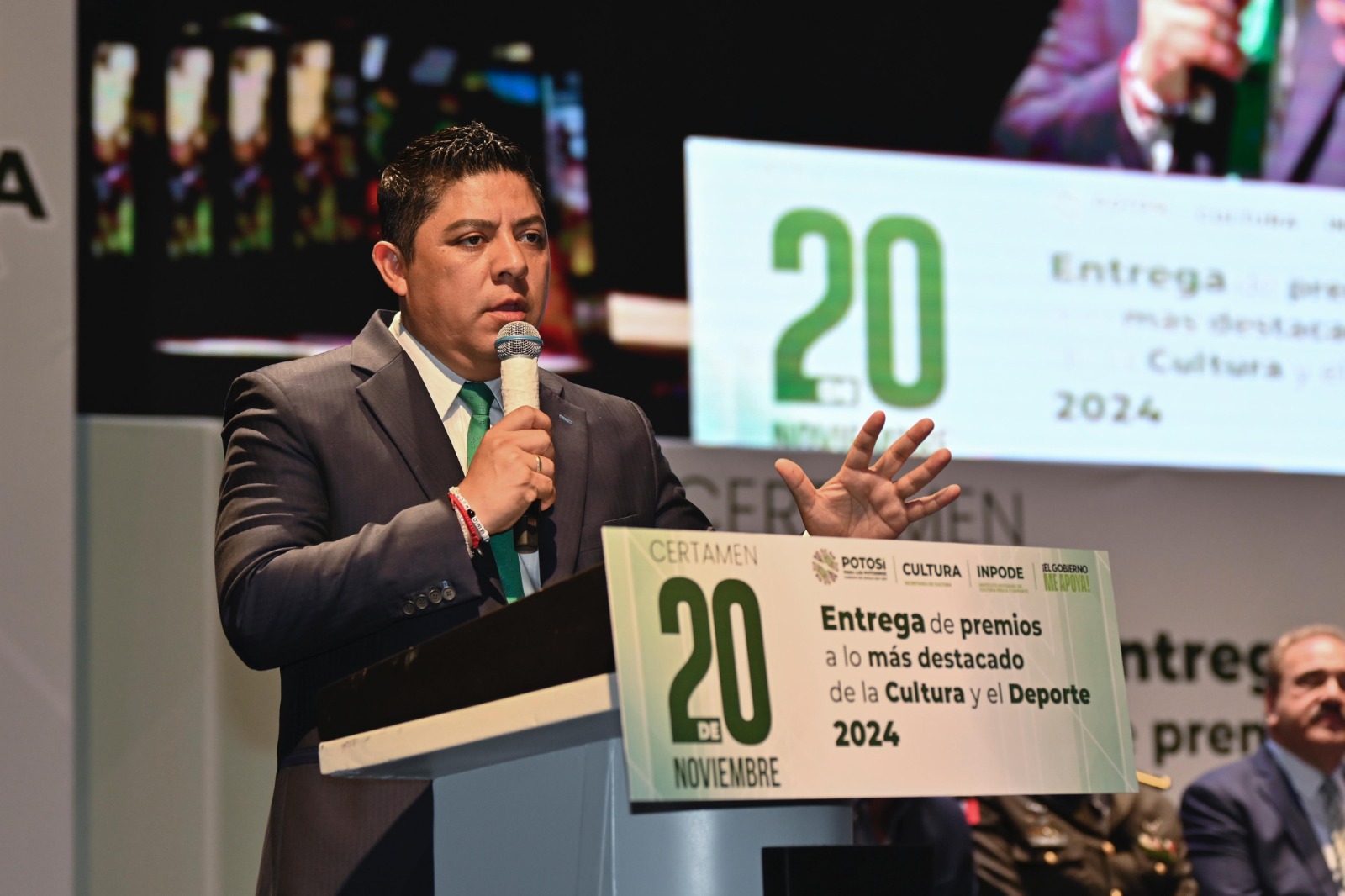 Ricardo Gallardo entrega premios culturales y deportivos 20 de noviembre