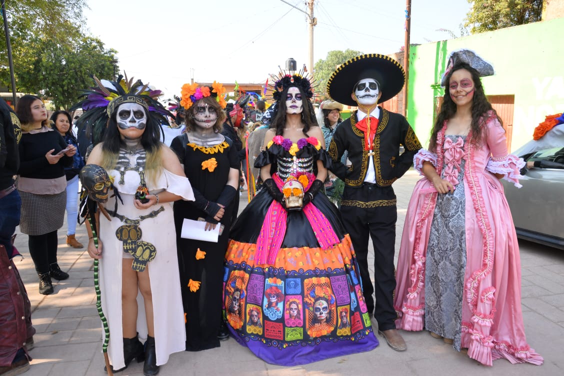 Soledad se consolida como destino cultural con récord de asistencia actividades de Xantolo y Día de Muertos - Soledad de Graciano Sánchez se consolida con asistencia de más de 20 mil personas a festividades de Día de Muertos y Xantolo Con una participación histórica de más de 20 mil personas y una derrama económica superior a los 8 millones de pesos, Soledad de Graciano Sánchez ha roto récords de asistencia en sus celebraciones de Día de Muertos y Xantolo, consolidándose como un referente en el turismo cultural de la región, anunció el director de Turismo Municipal, Felipe Cárdenas Quibrera, quien subrayó que ésta impresionante asistencia, es el resultado de un esfuerzo conjunto que apuesta por proyectar el municipio al nivel de los grandes destinos culturales del país. “Soledad rompe récords y demuestra su potencial turístico y cultural. Las festividades de Día de Muertos y Xantolo atrajeron a más de 20 mil personas que se sumaron con entusiasmo a vivir y preservar la tradición. Esto marca el inicio de un plan integral que seguirá posicionando a Soledad como un destino vibrante y único en San Luis Potosí y México”, señaló Cárdenas Quibrera. Dentro de las 30 actividades programadas, la Marcha Zombie fue el evento con mayor convocatoria, reuniendo a más de 7 mil personas en el Centro de Soledad, que se transformó en un espacio de expresión cultural y festiva. El Desfile de Xantolo, organizado por la Dirección de Educación, cautivó a cientos de familias con su homenaje lleno de color y tradición, reafirmando el compromiso del municipio por celebrar y fortalecer sus raíces. La juventud soledense tuvo una participación destacada en las festividades. El recorrido Paranormal, organizado por el Instituto Municipal de la Juventud, atrajo a alrededor de mil 500 personas, brindando una experiencia innovadora y emocionante. También el ciclo de cine de terror, impulsado por la Dirección de Cultura, reunió a numerosos entusiastas del género, quienes disfrutaron de una atmósfera llena de misticismo y tradición. El Festival Xantolo en la Plaza Principal fue otro de los grandes éxitos, con la participación de comparsas y huapangueros que transportaron a los asistentes a la esencia de la cultura huasteca. En la comunidad de Palma de la Cruz, un desfile de carros alegóricos y un concurso de altares atrajeron a más de 800 personas, resaltando el compromiso y creatividad de la comunidad. “Soledad ha recuperado su identidad como un lugar lleno de historia y tradiciones. Las familias vivieron esta festividad con orgullo, lo que marca un nuevo capítulo en nuestra historia. Con el liderazgo del Alcalde Juan Manuel Navarro Muñiz, Soledad está encaminada a convertirse en un destino turístico cultural de referencia a nivel nacional”, afirmó Felipe Cárdenas. Este éxito en la temporada de Día de Muertos demuestra no solo el poder de la cultura en Soledad, sino también la visión de la administración de Juan Manuel Navarro para impulsar el desarrollo turístico del municipio, reafirmando su compromiso de seguir ampliando y diversificando la oferta cultural y turística que pone a Soledad en el mapa cultural de México.