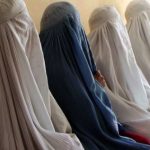 Talibanes imponen nuevas restricciones a mujeres afganas: prohíben rezar en voz alta