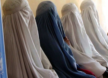 Talibanes imponen nuevas restricciones a mujeres afganas: prohíben rezar en voz alta