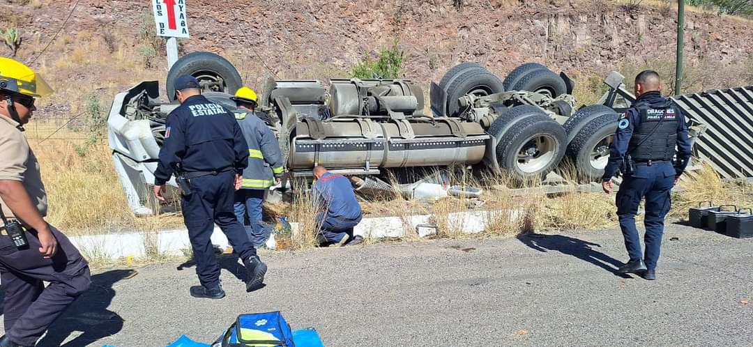 Un trailer se volcó en las inmediaciones de la carretera Federal 70 Poniente,