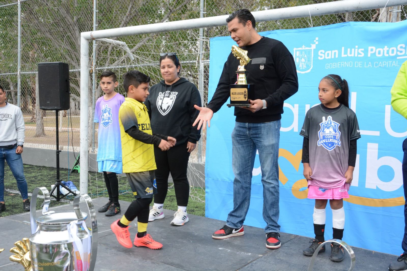 Gobierno de la Capital premia a campeones del Torneo de Futbol Intercolonias Copa San Luis Rey, de entre más de 500 equipos