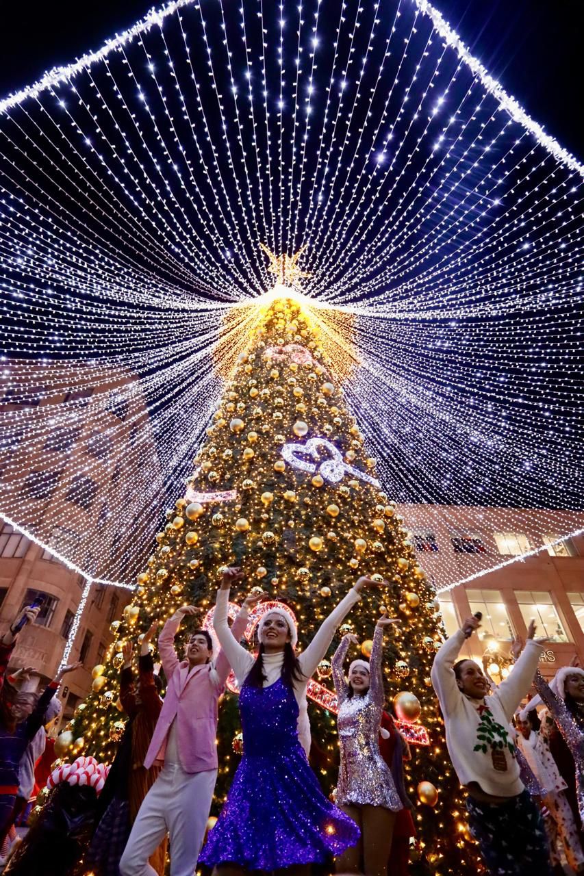 Alcalde Galindo enciende el monumental Árbol de Navidad y pone en marcha el Carrusel en el Centro Histórico