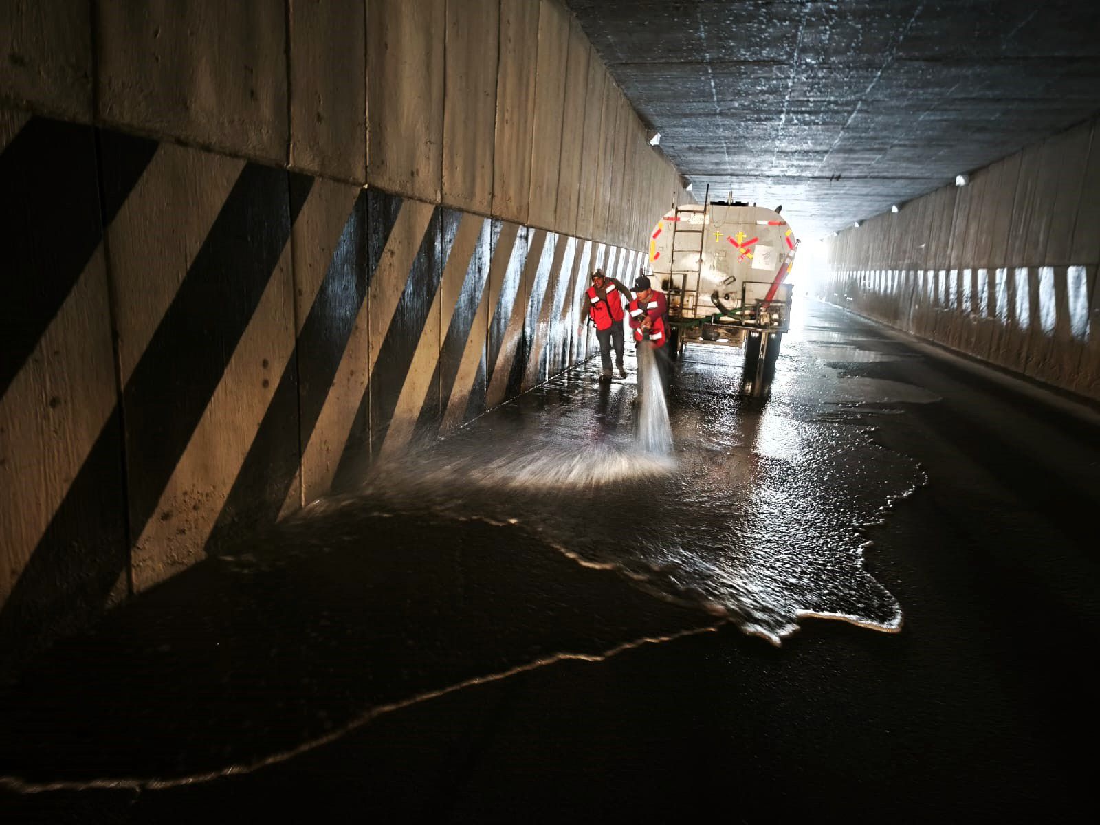 Gobierno de la Capital limpia canal de paso a desnivel para mejorar la movilidad en la zona oriente de la ciudad