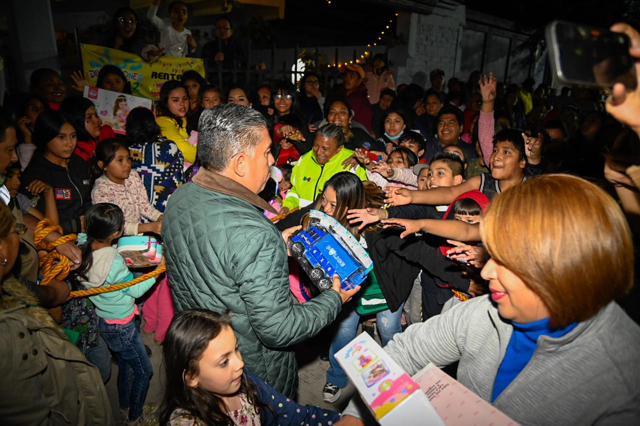 En 2025, programas sociales alcanzarán a más familias: Juan Manuel Navarro durante posadas navideñas