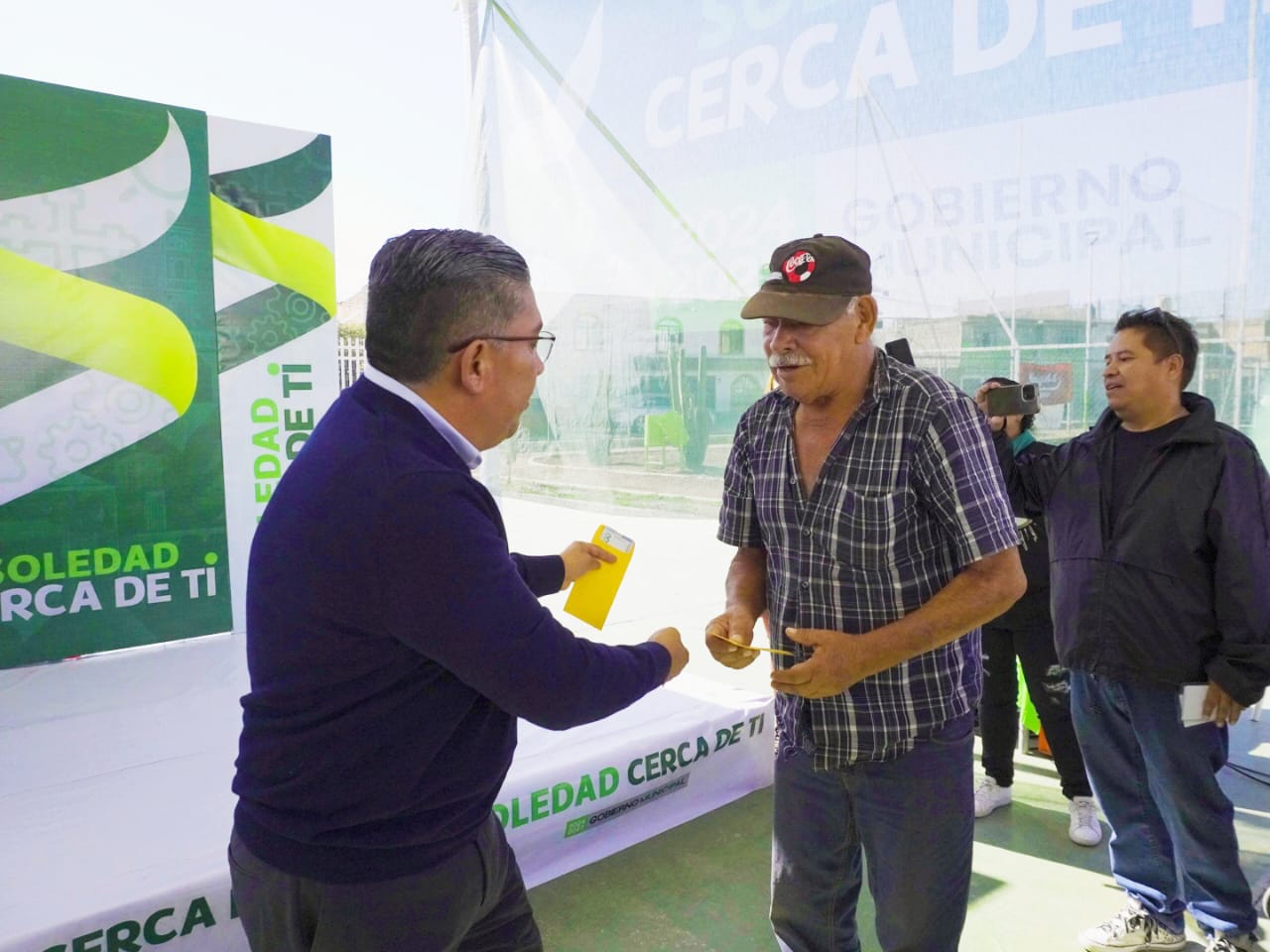 Encabeza Juan Manuel Navarro nueva entrega de apoyos económicos a adultos mayores