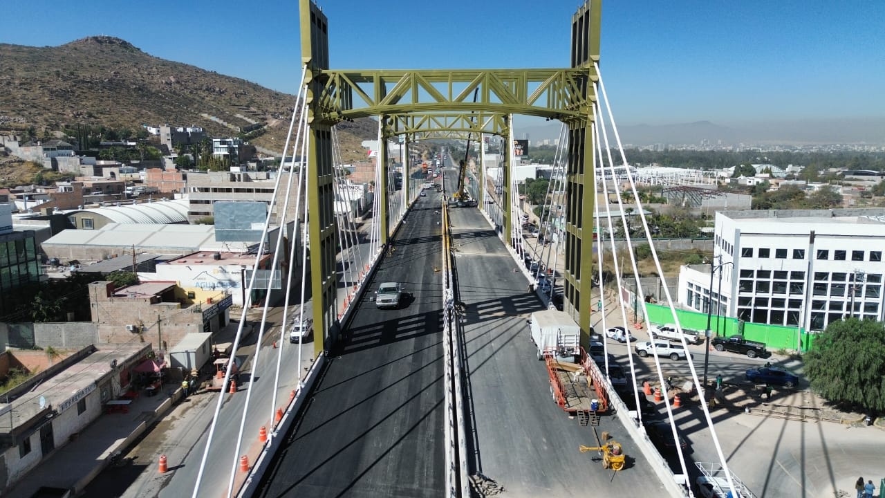 Gobierno estatal mejora movilidad con nuevo puente en Circuito Potosí