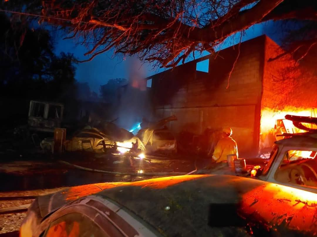 Incendio consume taller mecánico en SLP