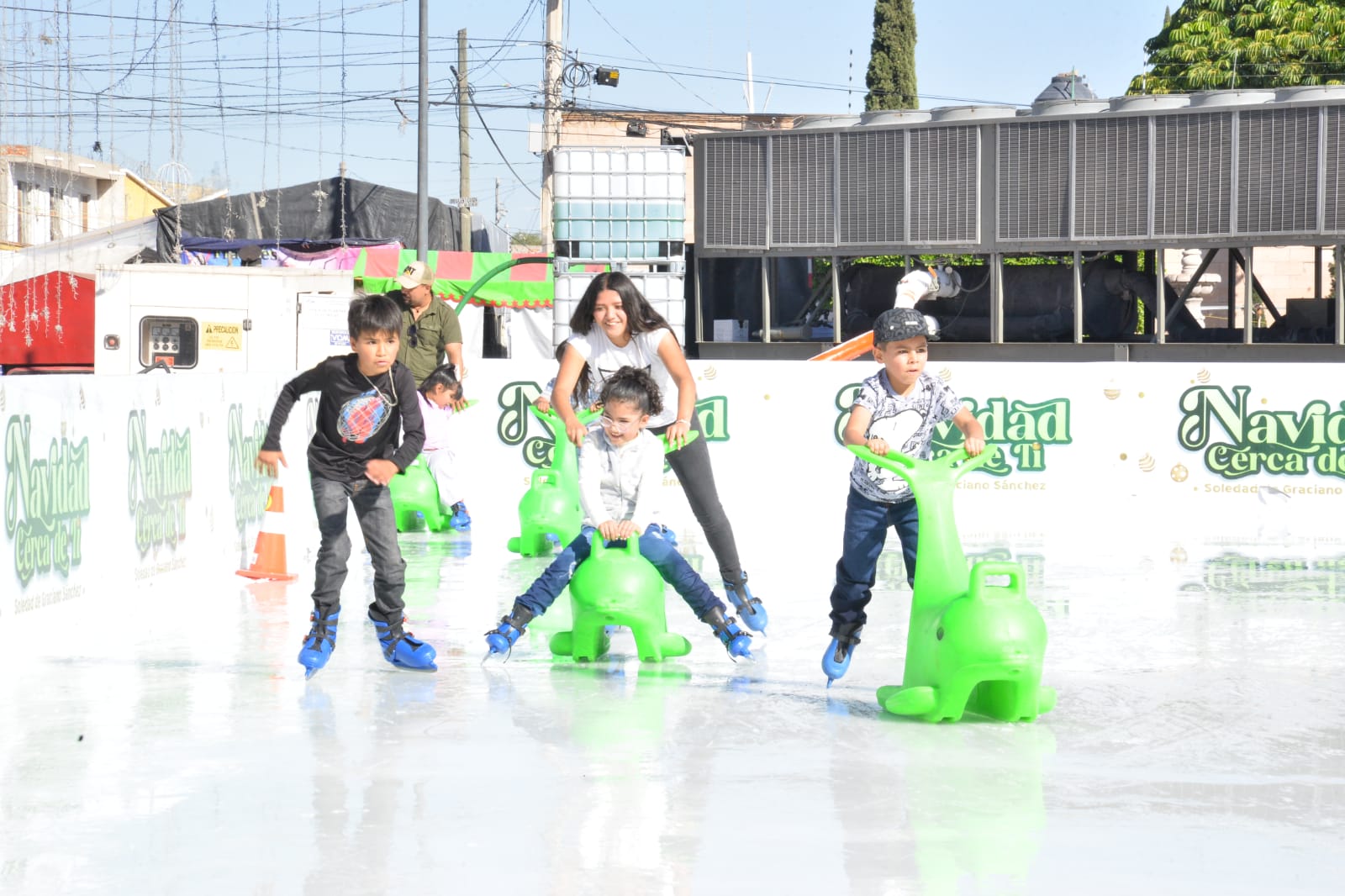 Pista de hielo en Soledad destaca por la gran asistencia y deleite de familias