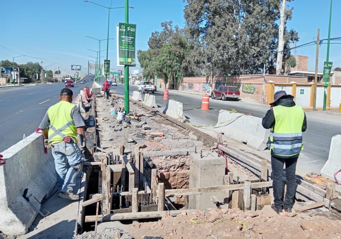 Puente peatonal en Bulevar Valle de los Fantasmas en Soledad registra progreso del 70 por ciento