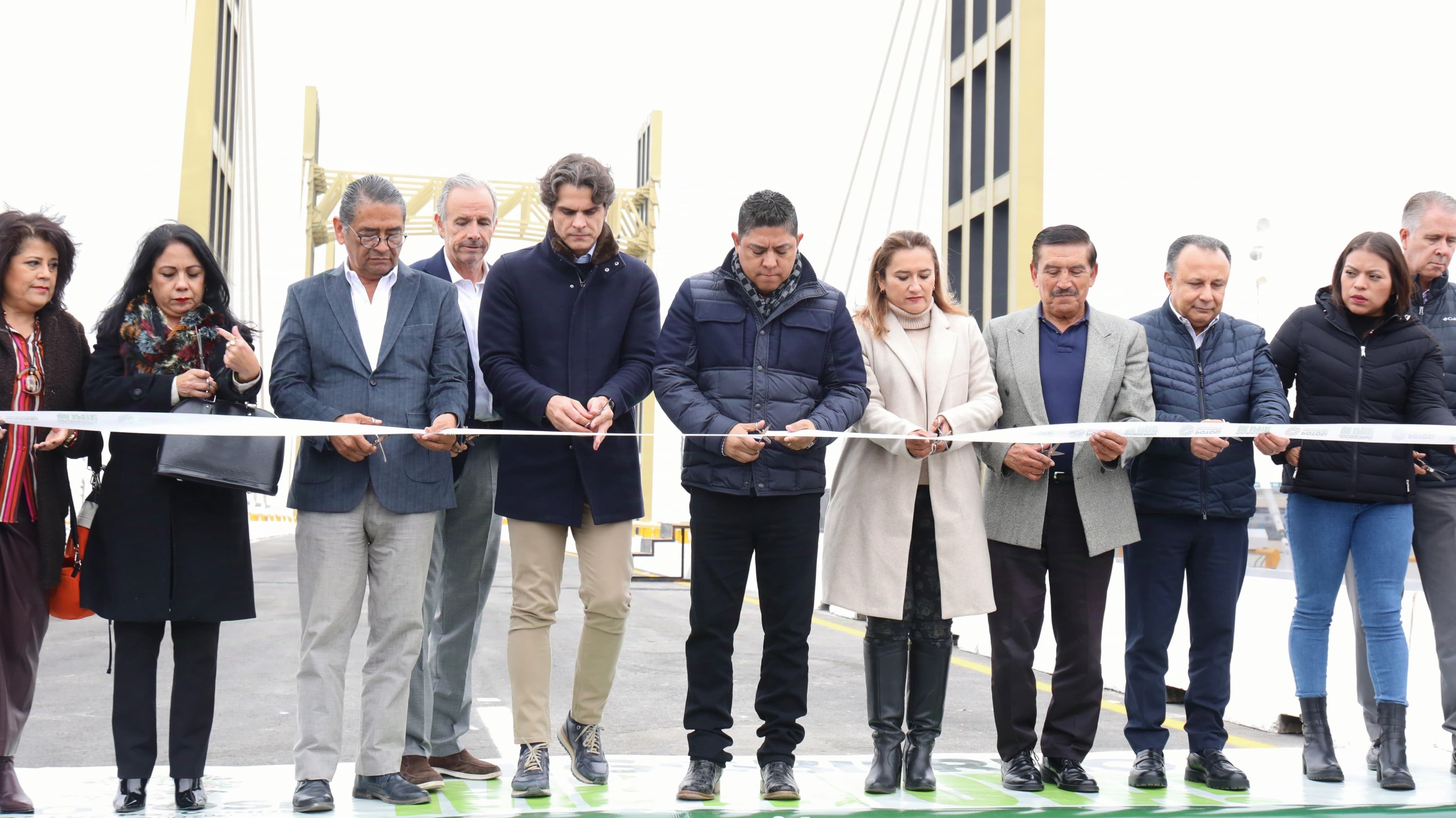 Ricardo Gallardo entrega nuevo puente vehicular en circuito potosí 