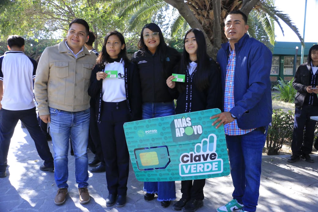 Villa de Pozos entrega chips de internet a jóvenes