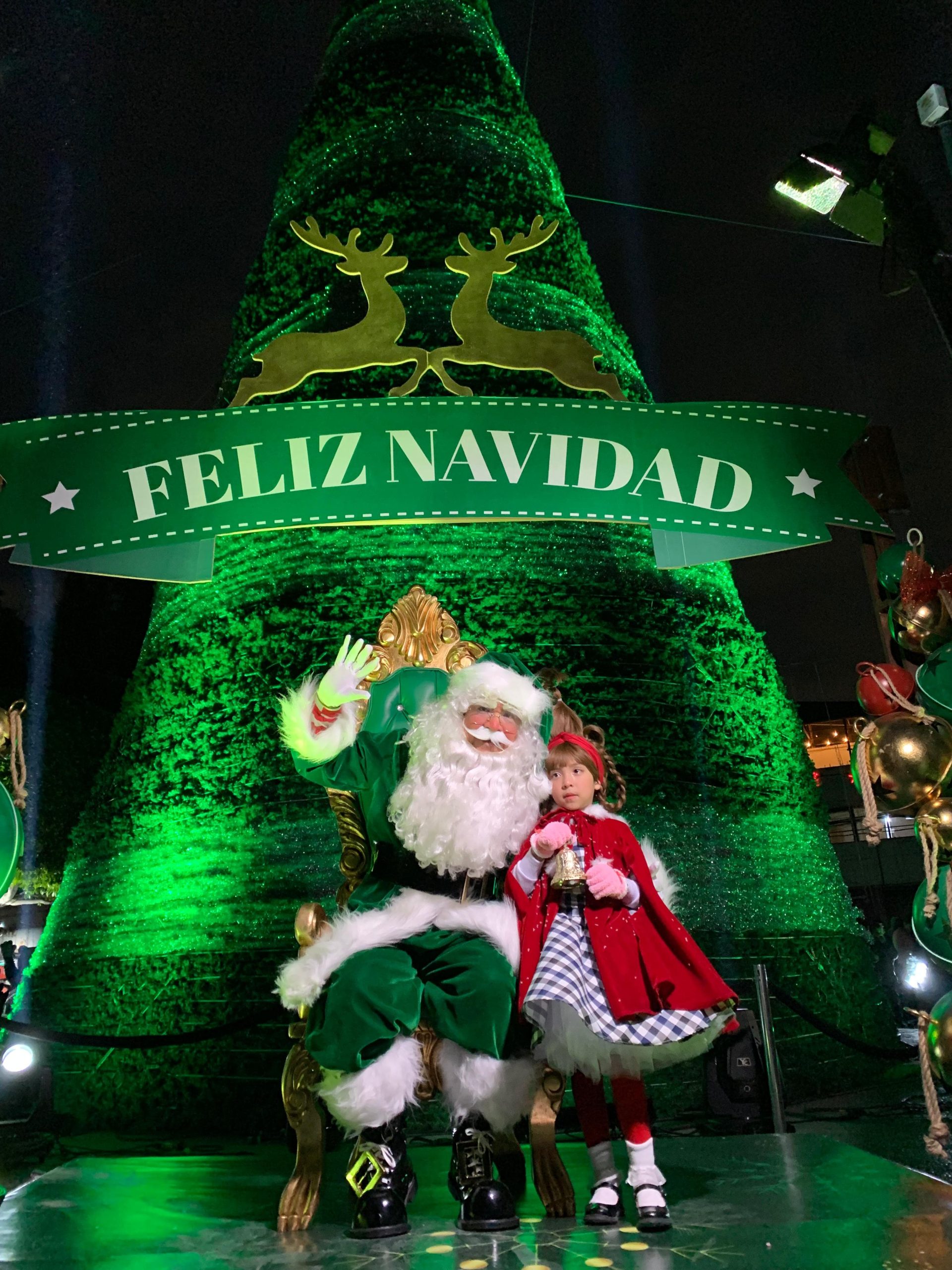 Plaza principal de Soledad se ilumina en víspera de la navidad; alcalde enciende árbol monumental y decoración 