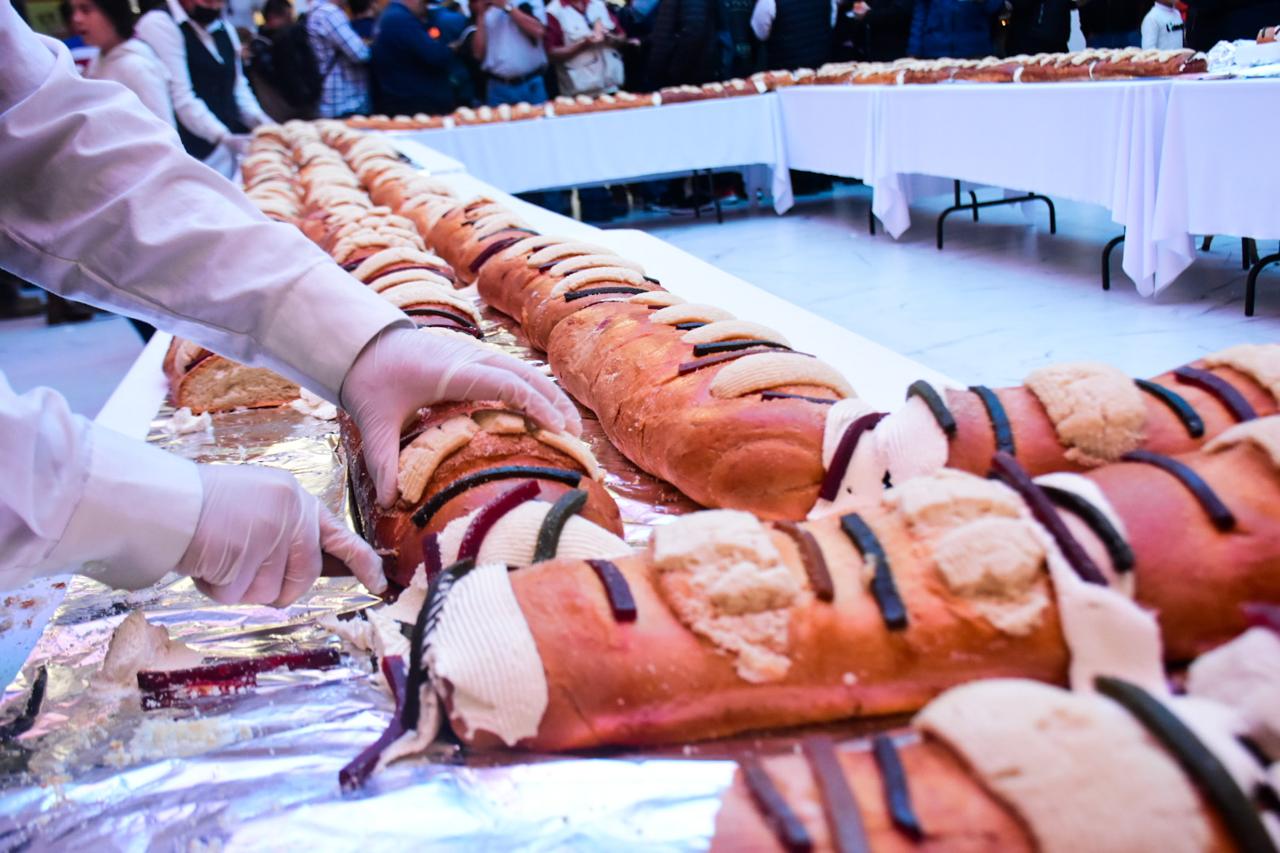 Alcalde Juan Manuel Navarro Muñiz comparte con familias la monumental rosca de reyes