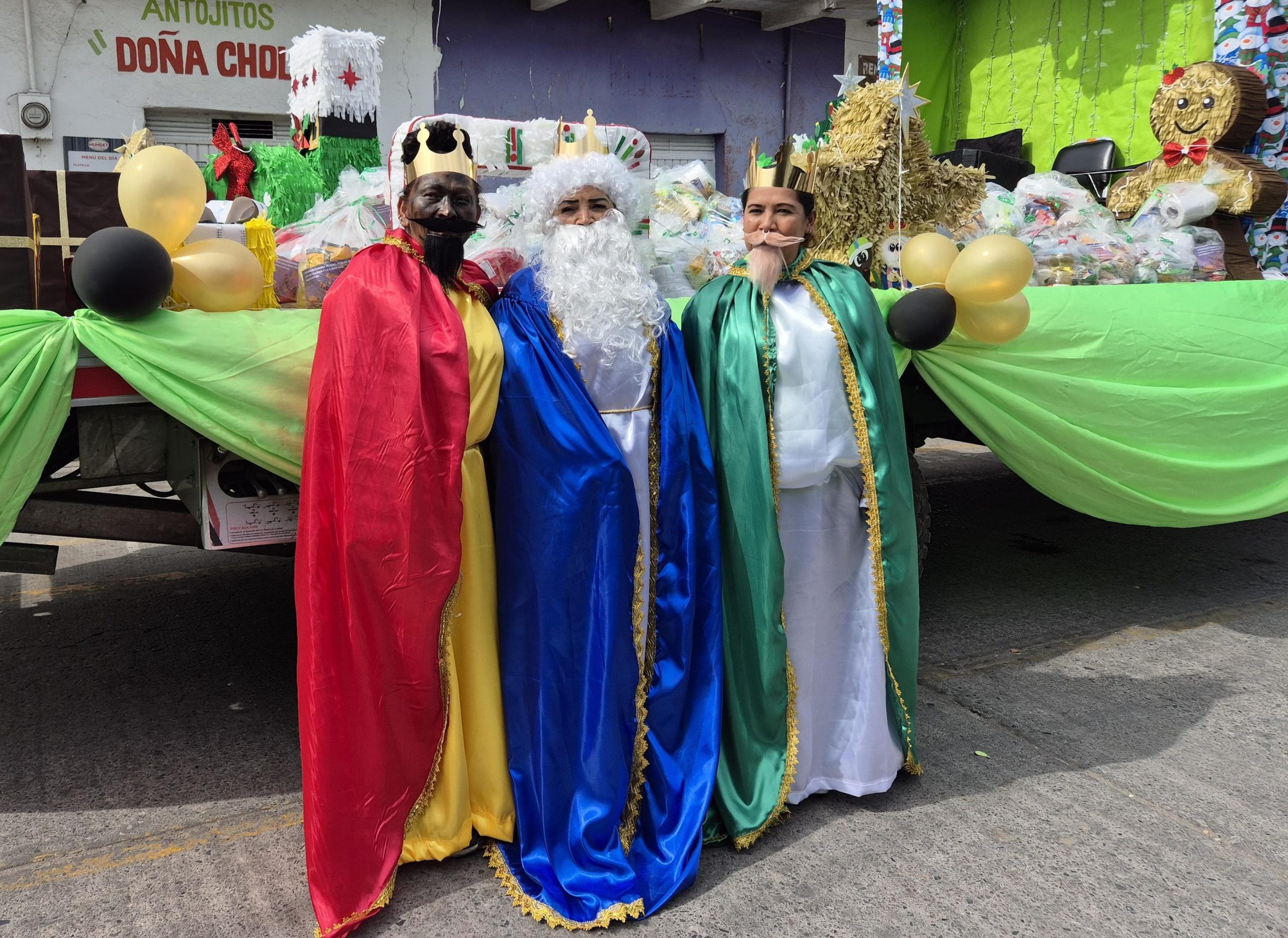 Ayuntamiento de Soledad recorre colonias con alegre caravana de Reyes Magos