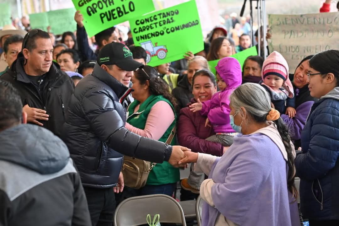 Cerritenses agradecen a Ricardo Gallardo por obra carretera