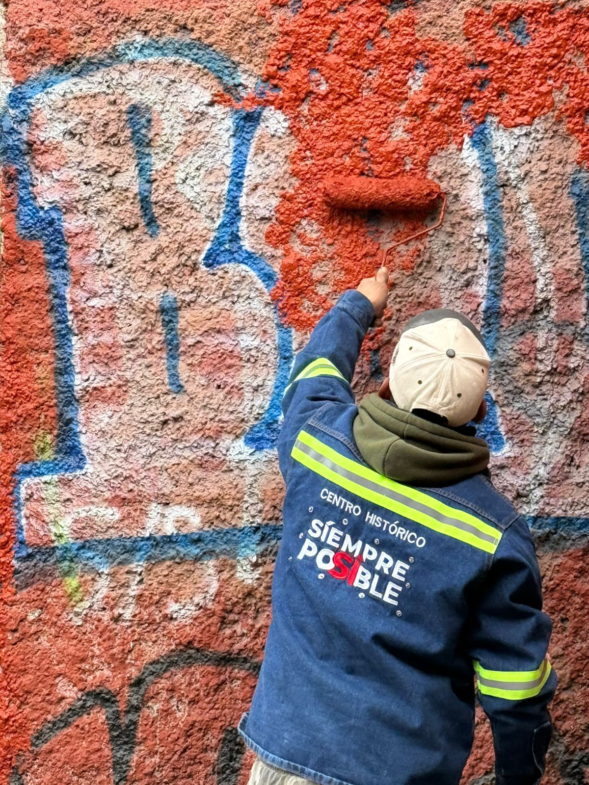 Gobierno de la Capital retira grafiti en avenida Constitución para preservar la imagen del Centro Histórico