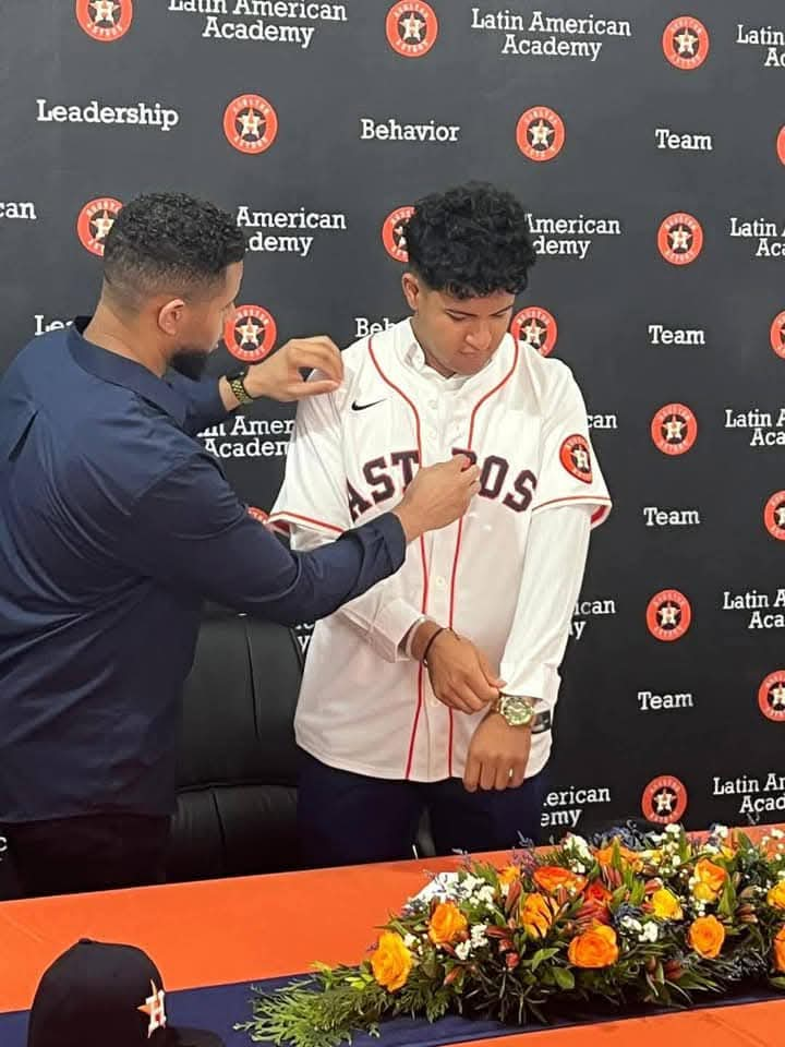 Pitcher de 17 años, originario de Matehuala SLP firma con los Astros de Houston