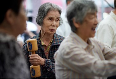 Japón enfrenta un fenómeno social inusual: ancianos que buscan prisión como refugio