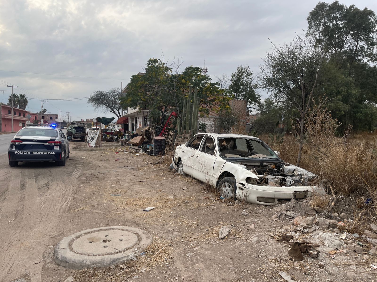 Liberan banquetas y espacios públicos de vehículos varados en Villa de Reyes