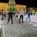 Miles de familias disfrutan la pista de hielo en fundadores