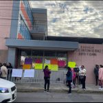 Padres de familia toman escuela y bloquean avenida por falta de maestros