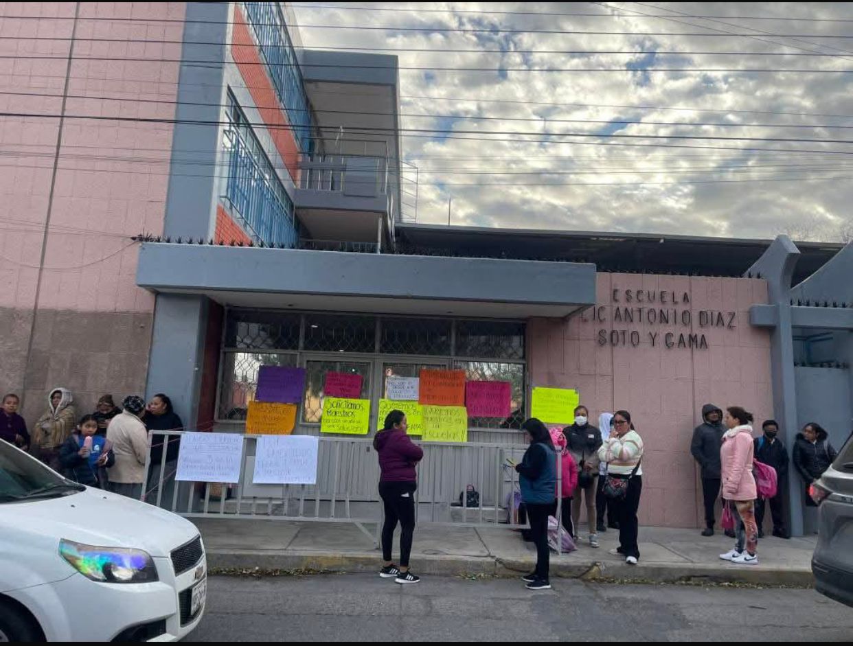 Padres de familia toman escuela y bloquean avenida por falta de maestros