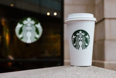 Starbucks cambia las reglas: ahora solo clientes podrán usar baños y espacios